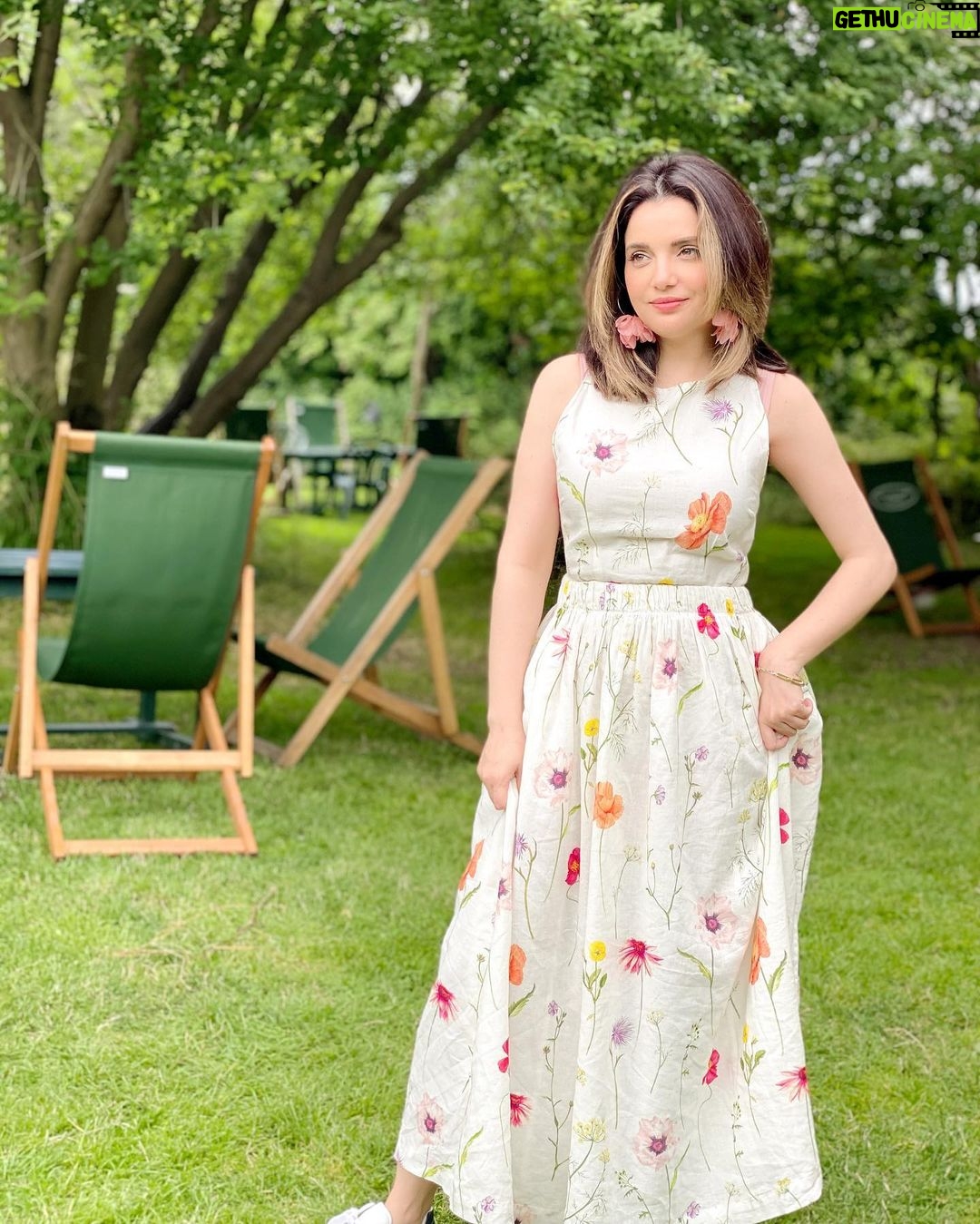 Armeena Khan Instagram - Meadows, the bridge set, literary trail, punting at the orchard ✨✨ Granchester Meadows