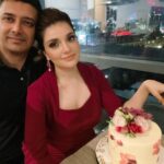 Armeena Khan Instagram - Got to celebrate my special day with fam after YEARS. My heart is full of love, gratitude and baby tiger cards (because you’ll forever be little children to your parents, no matter how old you get). I also want to thank all my well-wishers, fans (my armeenians) and friends for the lovely messages, calls, video edits, DM’s - The WORKS. Thank you, thank you for making it all so special, humbled and feeling blessed. 🙏🏻✨✨✨ 💓💓 A special mention to Emilia @sweetemicake for this gorgeous birthday cake. A shout out to my husband for always being my rock @feslkhan ❤️
