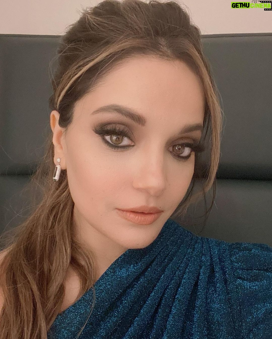 Armeena Khan Instagram - Look breakdown ✨✨ Styling by @philltarling Dress by @studio.hasanova at @wolfandbadger Jewellery by @zeemouzeng_official Hair and makeup by @rosiekormakeup Hair colouring by @catherineboden Shoes by @prettysmallshoes ✨✨ London, Unιted Kingdom
