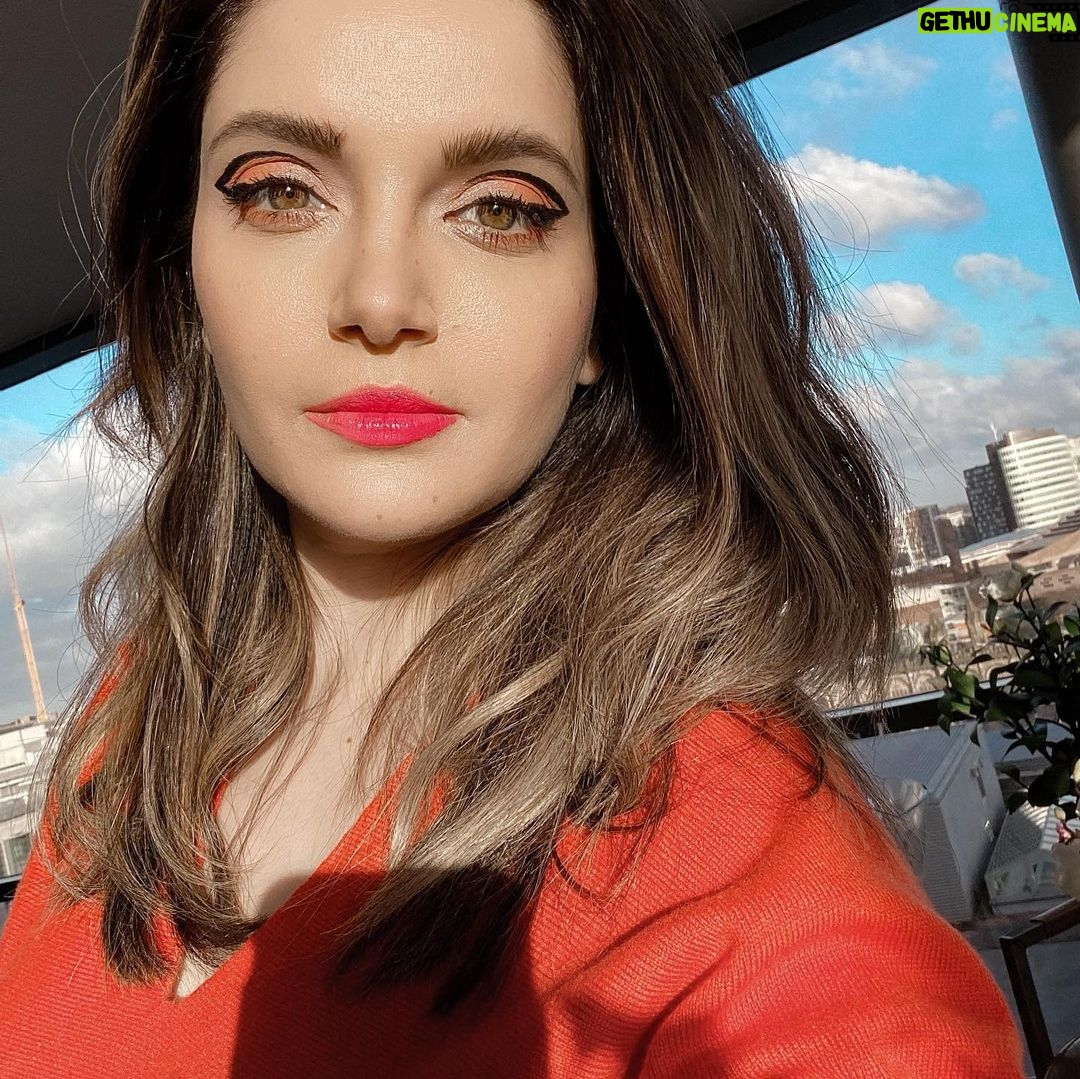Armeena Khan Instagram - Presenting the stunning ‘Jenna dress’ a cashmere/wool, figure hugging outfit with a V-neck and rushed sleeves, perfect for these winter months. I’ve accessorised it with a suede belt, platforms and oh so ‘tousled’ hair. A gorgeous burnt orange is the perfect hue to stand out this season.💥💥 Styling by @philltarling Outfit by @reiss