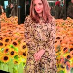Armeena Khan Instagram - Styling by @philltarling Outfit by @reiss Location: Van Gogh’s Sunflower Exhibit Manchester. @vangogh.experience ✨✨ 🌻🌻
