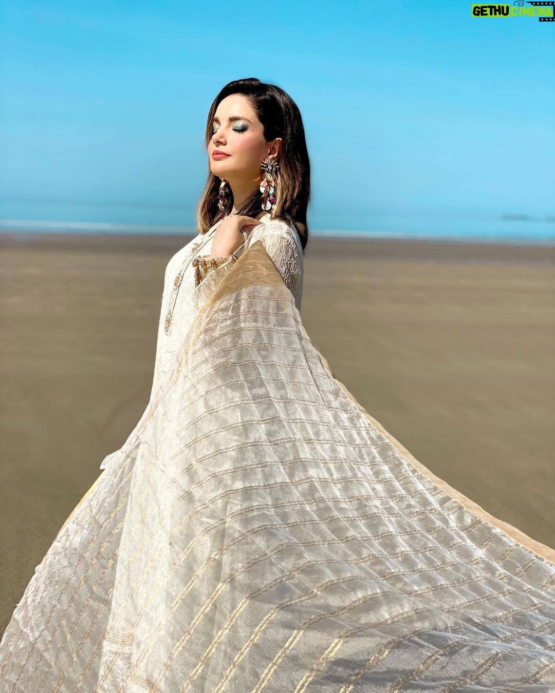 Armeena Khan Instagram - Frolicking on a Welsh beach wearing @ammarakhanatelier Eid Mubarak to you and your families ✨✨ Newgale, Pembrokeshire, United Kingdom