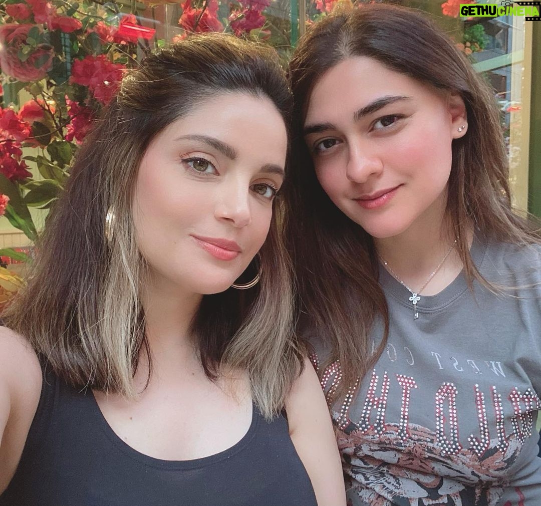 Armeena Khan Instagram - Life is better with friends ✨✨ @nayna_ray #Beautifulsoul