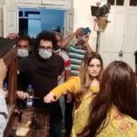 Armeena Khan Instagram - This behind the scenes video cracks me up so much. We all screamed so bad (points to self 😬). I was caught off guard when Ali (our director) broke the mirror suddenly, luckily he had a safe shot from another angle. Sharing this as it always bring a smile to my face. #MohabattainChahattain #Bloopers #Throwback #Onset #HumTV 🤣🤣🤣 *****None of us were harmed in the making***** @im.alihassan @hiramaniofficial @calljunaidkhan @benishkhanofficial @ibrahim_alavi @chishrathussain