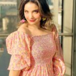 Armeena Khan Instagram - Styled by @minahil.maneka Hair by @catherineboden photography by @feslkhan Thank you to all my Armeenians, I love you all ✨✨🌸🌸🤍 #Wepartiedlikeitwasmybirthday but #inlockdown #pinkitup