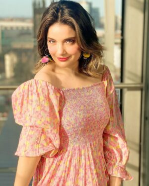 Armeena Khan Instagram - Styled by @minahil.maneka Hair by @catherineboden photography by @feslkhan Thank you to all my Armeenians, I love you all ✨✨🌸🌸🤍 #Wepartiedlikeitwasmybirthday but #inlockdown #pinkitup