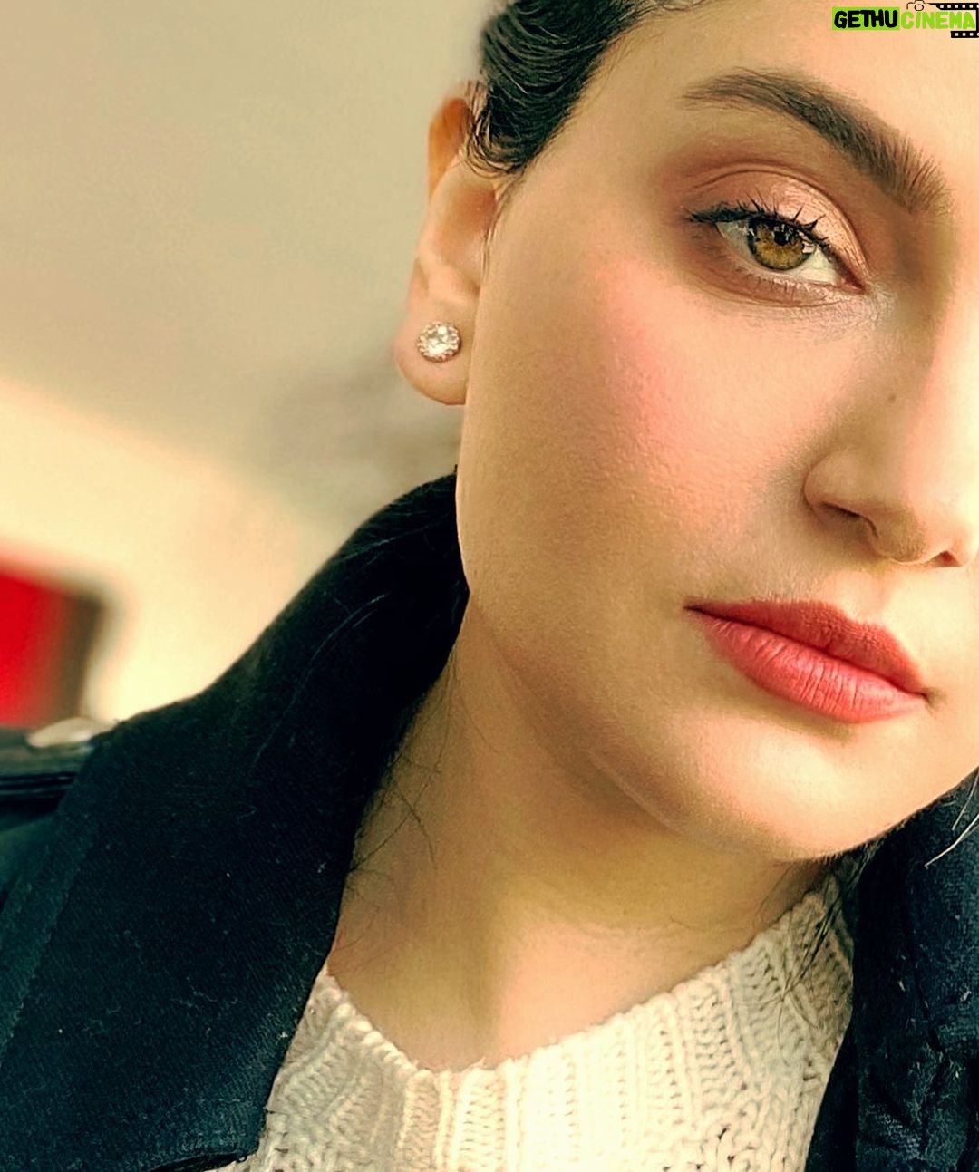Armeena Khan Instagram - Face to faces, secret places, feel the chill. ✨✨