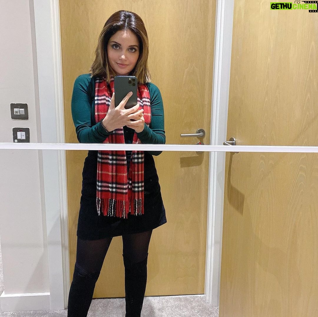 Armeena Khan Instagram - Santa’s “little” helper 🤣 and @fcuk love the face covering 😍 💫💫💫