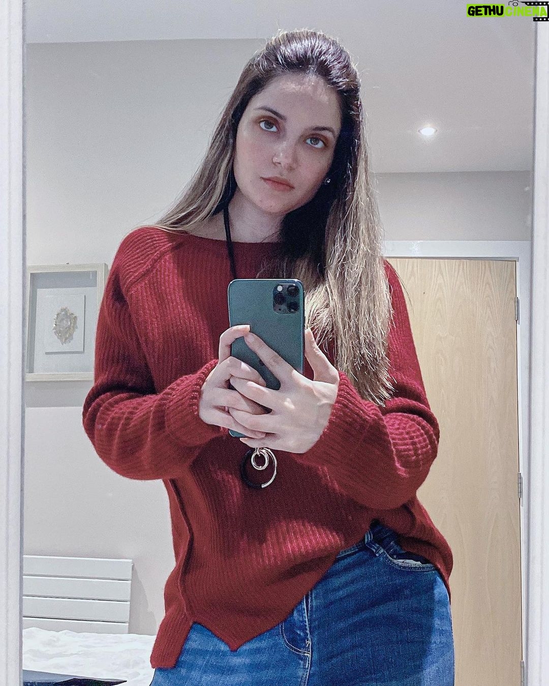 Armeena Khan Instagram - All Earth colours for me this fall 💋🍁🍂🍂 #OOTD #Oxblood #Home #Manchester