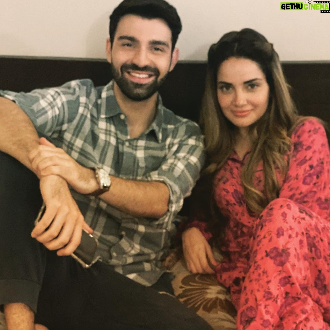 Armeena Khan Instagram - My partner in crime 🤪 @ibrahim_alavi watch us in #mohabbateinchahatein #Pakindustryshouldbefullofpeoplelikehim nightsuit @sleepysecretsss