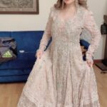 Armeena Khan Instagram - This gorgeous, gorgeous dress is by @farahtalibaziz 😍😍 The beautiful jewels are by @alijaverijewelers Hair and Makeup is by my darling @benishkhanofficial and this beautiful hair colour is by @catherineboden Styling is by the fabulous @asmasohail1