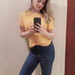 Armeena Khan Instagram - Sunshine Tees 💋. #highrisejeans #exhausted #stillshooting 🤓🤓🤩
