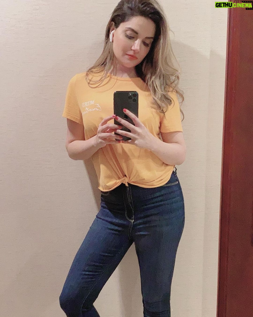 Armeena Khan Instagram - Sunshine Tees 💋. #highrisejeans #exhausted #stillshooting 🤓🤓🤩