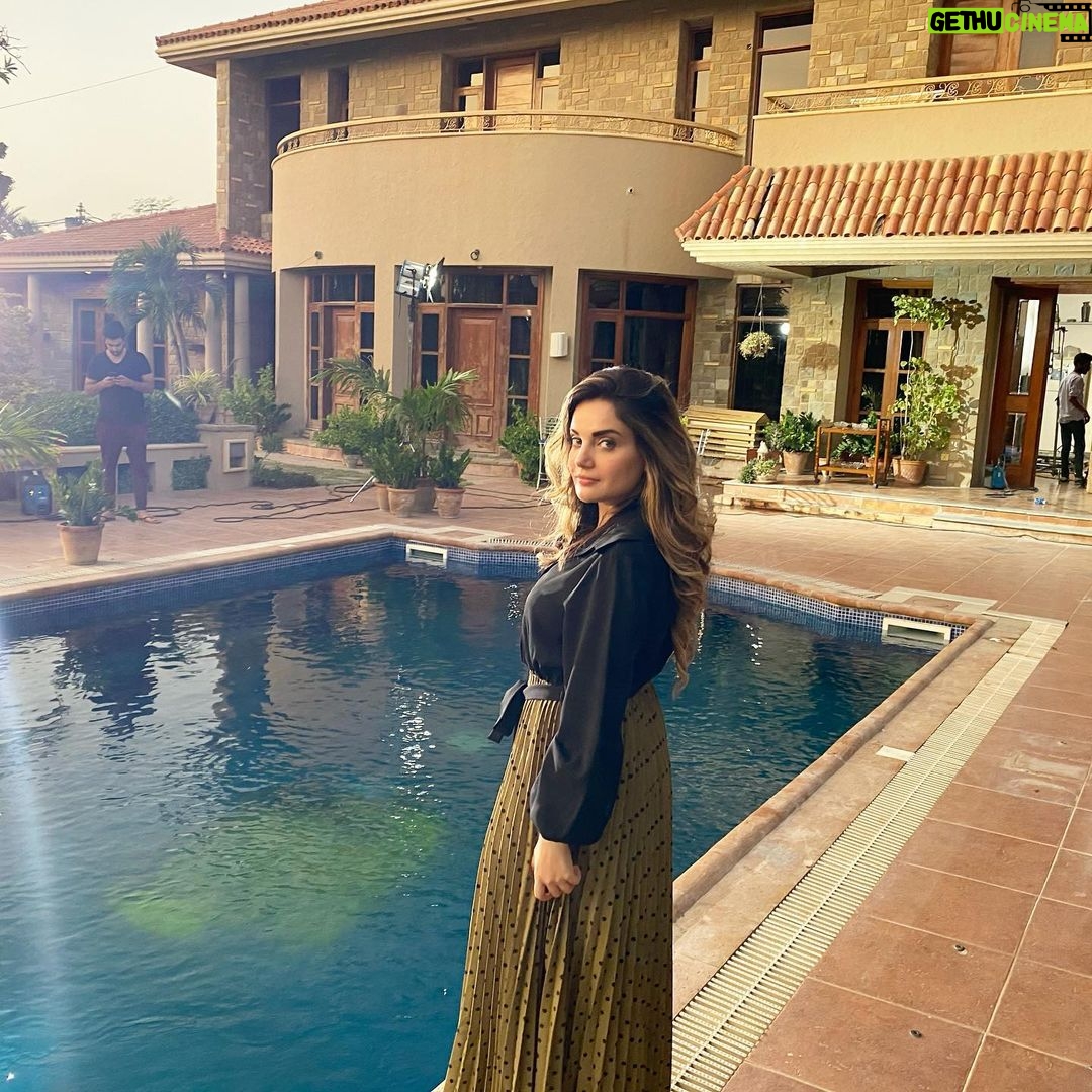 Armeena Khan Instagram - On set :) #mohabbateinchahatein @calljunaidkhan ❤️❤️