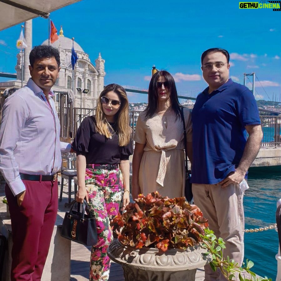 Armeena Khan Instagram - With the Consul General Pakistan Bilal Khan Pasha and family in #Istanbul. @emergingpk.official @zahirrahimtoola @feslkhan 🇵🇰🇹🇷