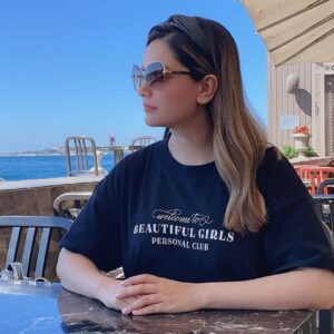 Armeena Khan Instagram - A small break 😍🥵 #Istanbul 🇵🇰🇹🇷🇵🇰🇹🇷 Hair colour and cut by @catherineboden 😍