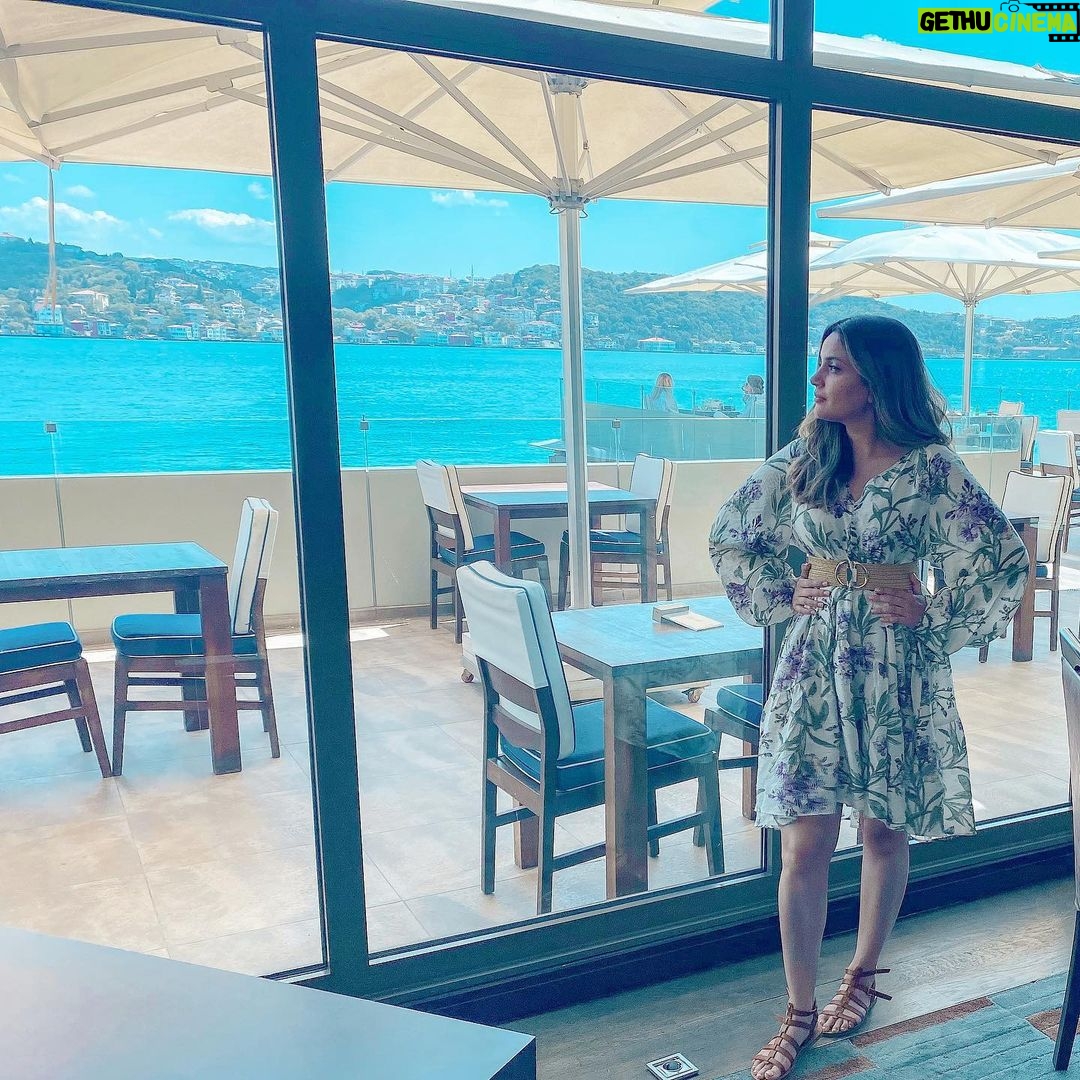 Armeena Khan Instagram - Todayβs look πππΉπ·πΉπ· styling by @catherinezafar_eventsfloristry hair is by @catherineboden #Turkey