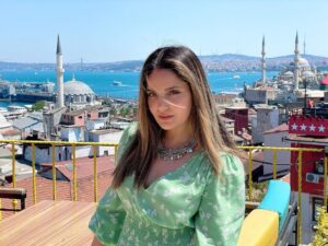 Armeena Khan Instagram - With ❤️ from 🇹🇷 Hair colour by @catherineboden 😍 #Istanbul