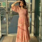 Armeena Khan Instagram - Styled by @minahil.maneka Hair by @catherineboden photography by @feslkhan Thank you to all my Armeenians, I love you all ✨✨🌸🌸🤍 #Wepartiedlikeitwasmybirthday but #inlockdown #pinkitup