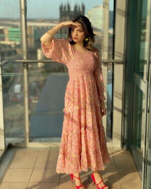 Armeena Khan Instagram - Styled by @minahil.maneka Hair by @catherineboden photography by @feslkhan Thank you to all my Armeenians, I love you all ✨✨🌸🌸🤍 #Wepartiedlikeitwasmybirthday but #inlockdown #pinkitup