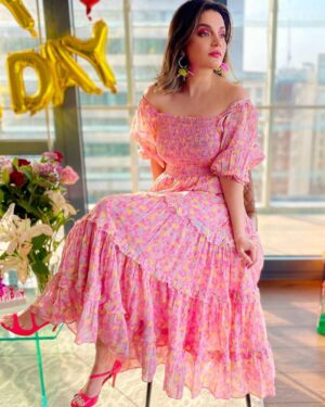 Armeena Khan Instagram - Styled by @minahil.maneka Hair by @catherineboden photography by @feslkhan Thank you to all my Armeenians, I love you all ✨✨🌸🌸🤍 #Wepartiedlikeitwasmybirthday but #inlockdown #pinkitup