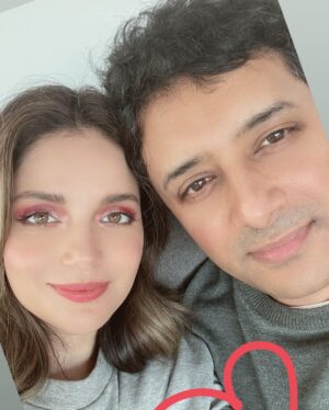 Armeena Khan Instagram - Styled by @minahil.maneka Hair by @catherineboden photography by @feslkhan Thank you to all my Armeenians, I love you all ✨✨🌸🌸🤍 #Wepartiedlikeitwasmybirthday but #inlockdown #pinkitup