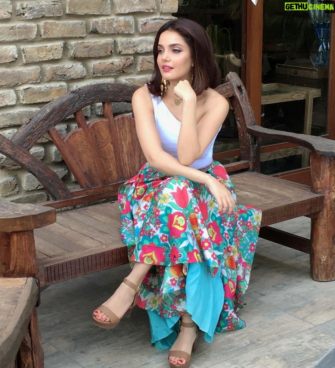 Armeena Khan Instagram - Summer hues #throwbacksunday