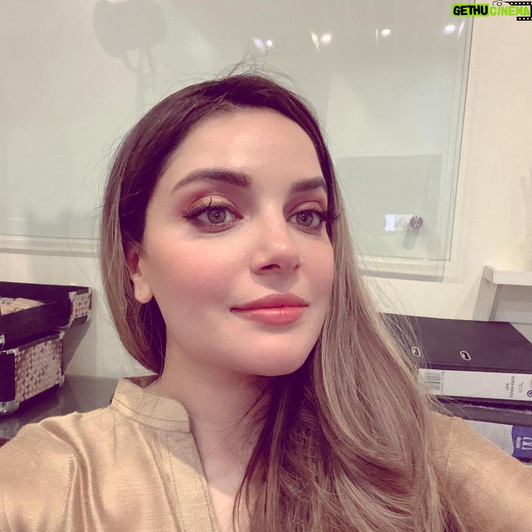 Armeena Khan Instagram - #Throwback to 2 weeks ago from the drama sets. #Corona did us all in 🤷🏻♀️ Hair colour is by the wonderful ladies @catherineboden who sponsored me for the television drama.