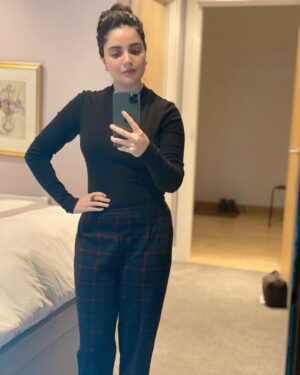 Armeena Khan Instagram - Body transformation to “Television size.” #gettingthere