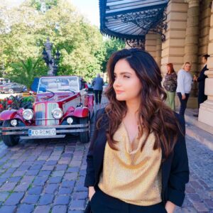 Armeena Khan Instagram - I be chillin’ and to some people, like a villain 😂 BTS #Sandalbeautysoap This post is dedicated to my ladies at @catherineboden for the gorgeous hair and colour 😍 Styled by @depot_237 and makeup and hair by @lamiriaelf