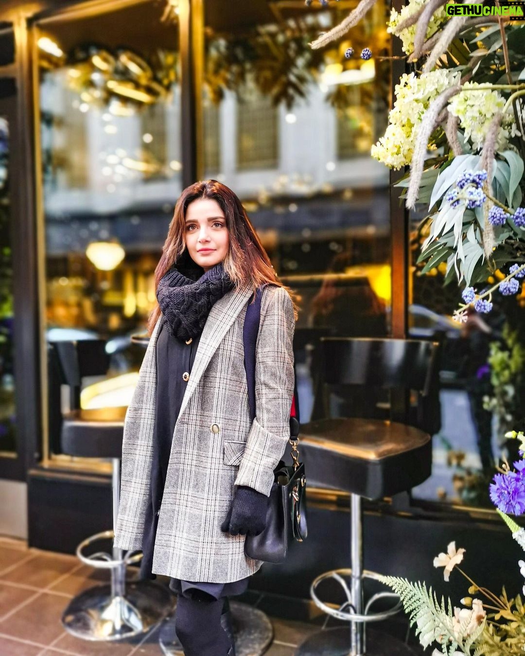 Armeena Khan Instagram - All cosy and layered up today. Manchester City Center