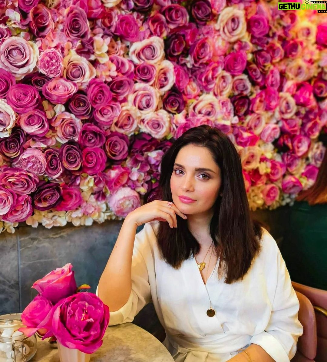Armeena Khan Instagram - Breaking up with black.