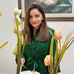 Armeena Khan Instagram - Birthday in self-isolation 🤷🏻‍♀️ Thanks mom, dad, Aunty for making it special for me ❤️❤️🥰 So grateful for everything.
