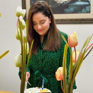 Armeena Khan Instagram - Birthday in self-isolation 🤷🏻‍♀️ Thanks mom, dad, Aunty for making it special for me ❤️❤️🥰 So grateful for everything.