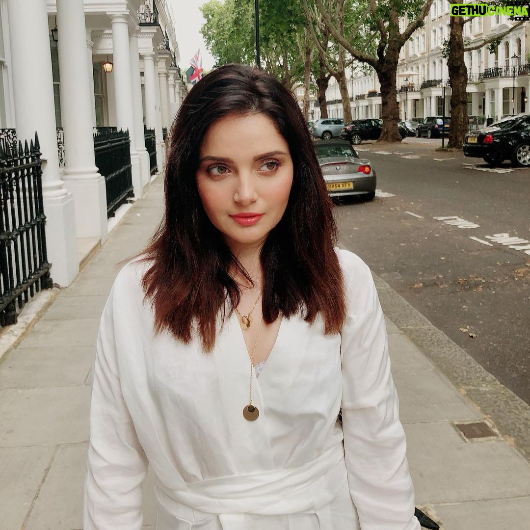 Armeena Khan Instagram - #Londonways #allwhite #nosun 🖤😳