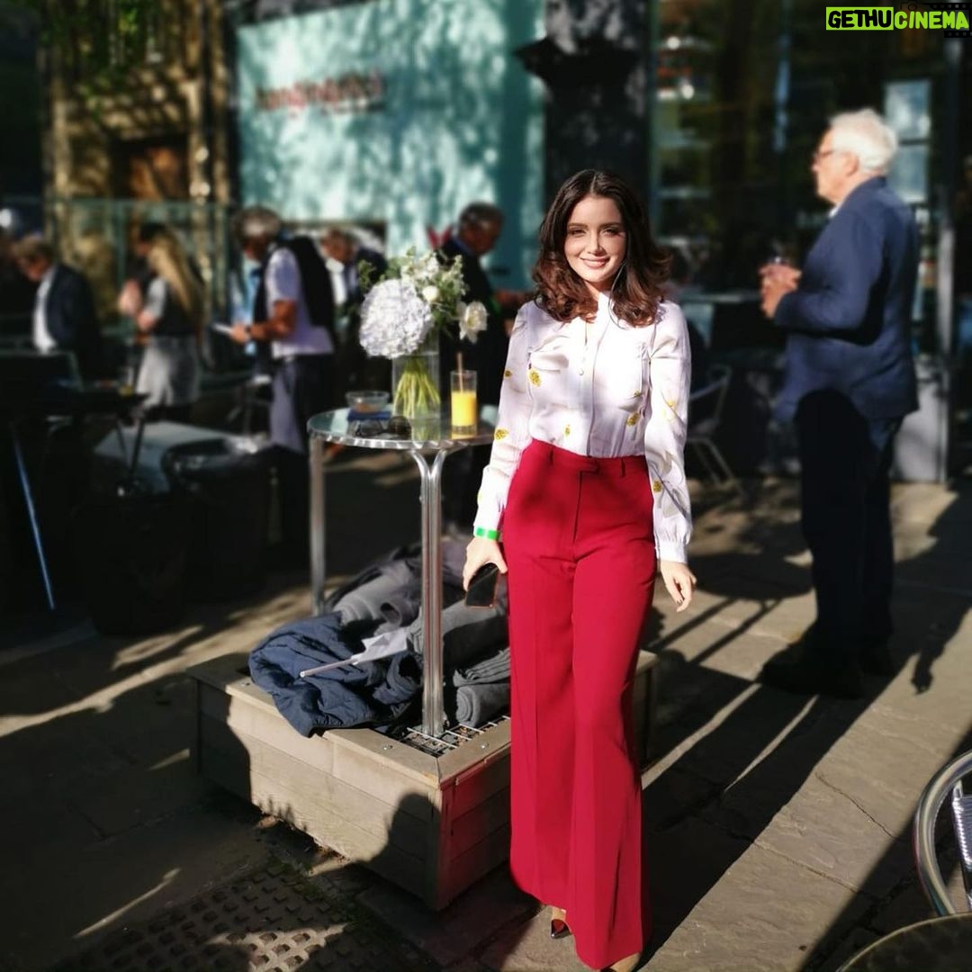 Armeena Khan Instagram - Lovely day out albeit cold (I should’ve worn my jacket) Thank you @mancity 💙 #trophyviewing #event #manchester #mancity @feslkhan