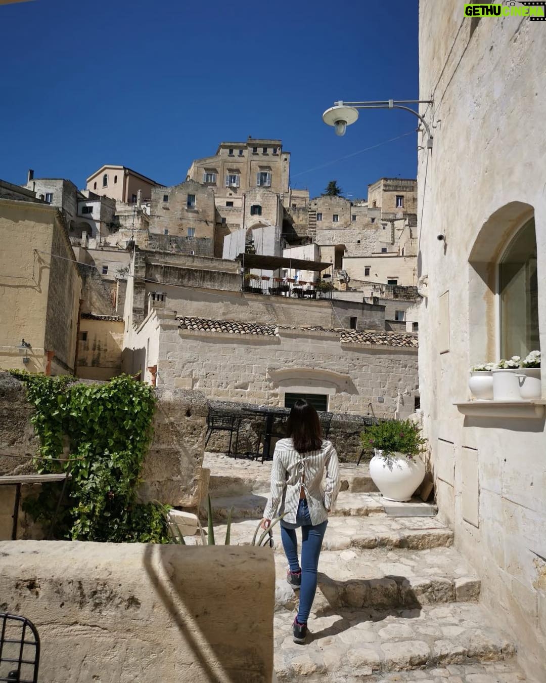 Armeena Khan Instagram - When the world is your oyster. The ancient town of #Matera (2000+ yr old) is full of cave dwellings. This place was something out of a fantasy novel. I half expected to see the #unsullied come out and form ranks. 😍😍 Photo by @feslkhan Matera, Italy