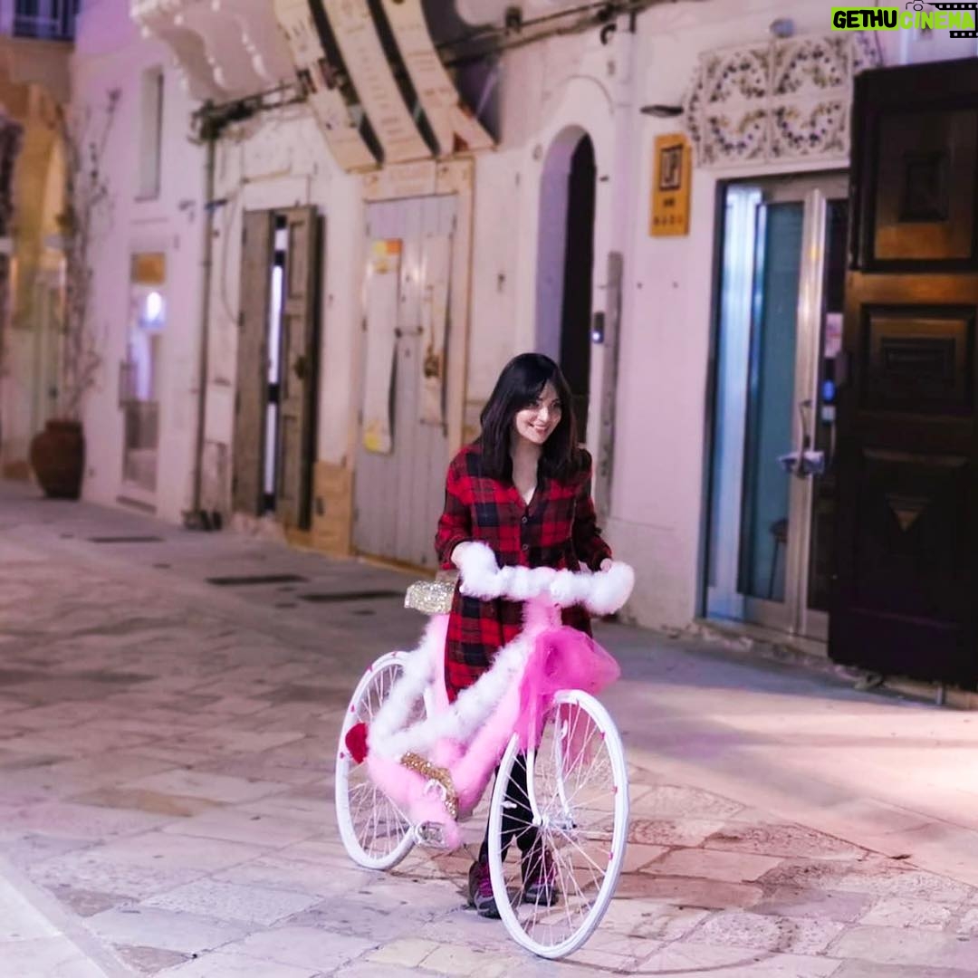 Armeena Khan Instagram - This is how I roll, PINK and fluffy with a flat tyre 🤪 #Italy #Puglia #monopoli Polignano a Mare