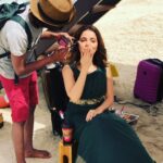 Armeena Khan Instagram – Touch ups on the beach just before a shot. @mubsherbhatti you made us ALL look fantastic! Hard working, dedicated and an amazing makeup artist. Anyway, I thought I’d sing along to the song ❤️ Happy Pakistan day everyone 👗💚💚💚 @feslkhan this is for you since you made it ❤️