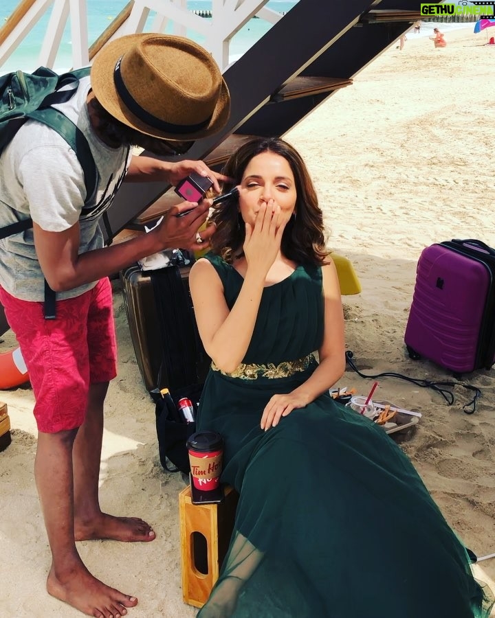 Armeena Khan Instagram - Touch ups on the beach just before a shot. @mubsherbhatti you made us ALL look fantastic! Hard working, dedicated and an amazing makeup artist. Anyway, I thought I’d sing along to the song ❤️ Happy Pakistan day everyone 👗💚💚💚 @feslkhan this is for you since you made it ❤️