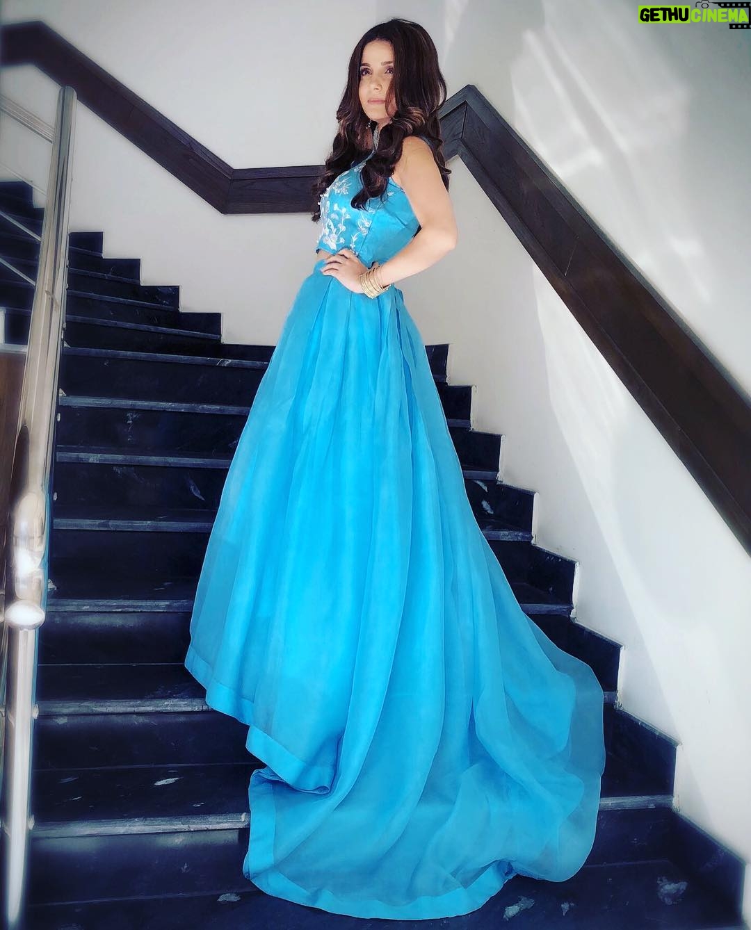 Armeena Khan Instagram - Elsa vibes 🦋🦋🦋 Styling by the wonderful @amnaniazi81 Hair and Makeup by @mubsherbhatti #PrincessDress #Blue