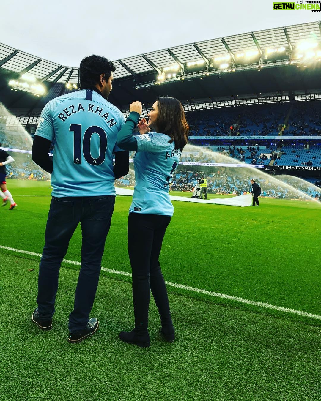 Armeena Khan Instagram - How’s the weather up there mister? @feslkhan #talldarkandhandsomeAF 😍 #mancity Etihad Stadium