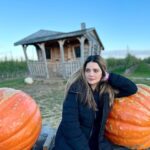 Armeena Khan Instagram - Beat the alogos, so here’s me with some gigantic pumpkins but apple picking really. 🇨🇦🇨🇦😊