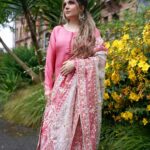 Armeena Khan Instagram - Eid Mubarak ✨✨ 👗 @faizasaqlain X @aisha.zena Styled by @stylebyhassan @hassanabdullahofficial Coordinated by @rohama.riaz #lategram #eidmubarak