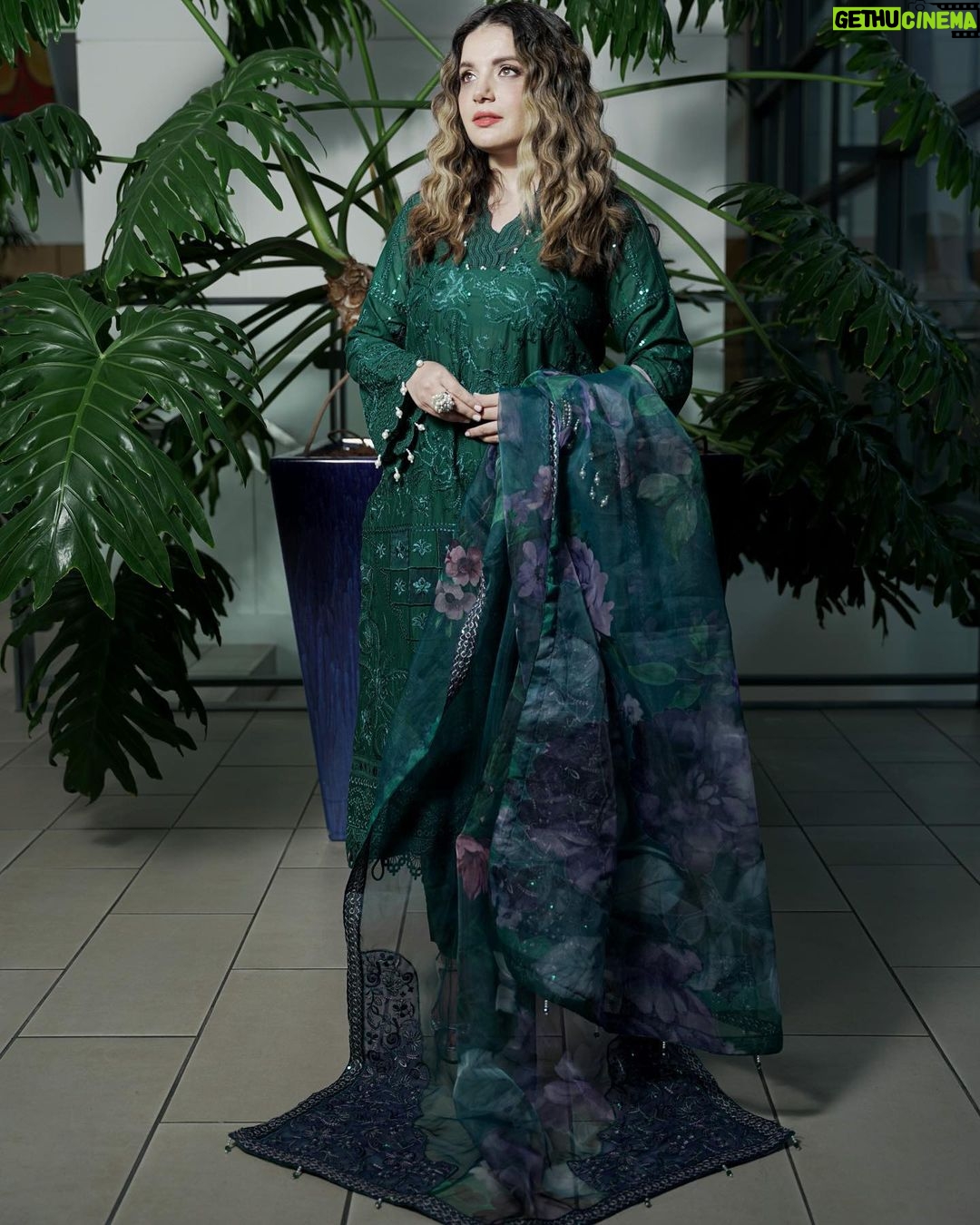 Armeena Khan Instagram - Outfit by @nurehofficial Hair by @catherineboden 📸 Photography by @aatifatizafarofficial 💫💫 Manchester, UK
