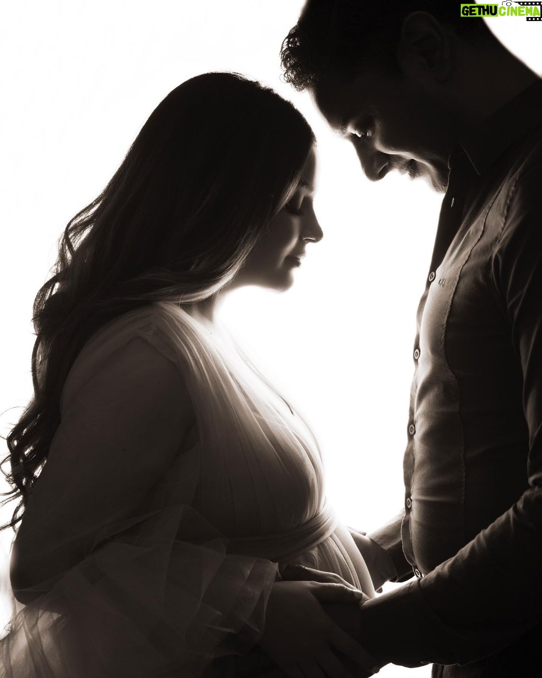 Armeena Khan Instagram - ✨✨My little family in the making ✨✨ Photography, Styling, Hair and Make-up @willowandbearphotography Thank you so much for this gorgeous shoot. We are so grateful to have worked with such a wonderful team. 🫶🏼🫶🏼 #PregnancyShoot #Myall #greatestachievement #mashaallah