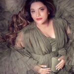 Armeena Khan Instagram - Hair, makeup and photography by the wonderful team at @willowandbearphotography Hair colour and cut by my fav stylists at @catherineboden ✨✨✨✨ WE ONLY DO LOVE HERE ✨✨✨✨ #pregnancyfashion #babyfever #manchester #pregnancyshoot Manchester, UK