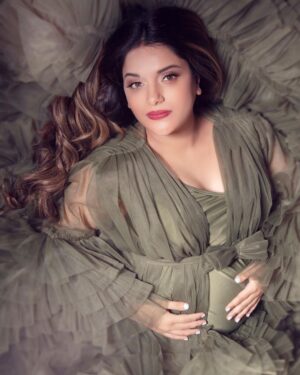 Armeena Khan Instagram - Hair, makeup and photography by the wonderful team at @willowandbearphotography 
Hair colour and cut by my fav stylists at @catherineboden 

✨✨✨✨ WE ONLY DO LOVE HERE ✨✨✨✨ #pregnancyfashion #babyfever #manchester #pregnancyshoot