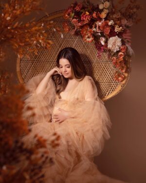 Armeena Khan Instagram - Easily the BIGGEST, most rewarding project of my life. Fesl, @feslkhan, and I, are grateful to the Almighty for this beautiful gift 🙏🏻✨🧿🧿🧿 
*****Photography, hair and makeup by the amazing duo Kirsteen and Mirren at @willowandbearphotography Please do check out their insta page, they are amazing! ***** 
Hair colour is by my fav Catherine and cut by the wonderful stylists at @catherineboden. @michellehooson ❤️ #pregnancyannouncement #pregnancy #Morephotos coming soon!