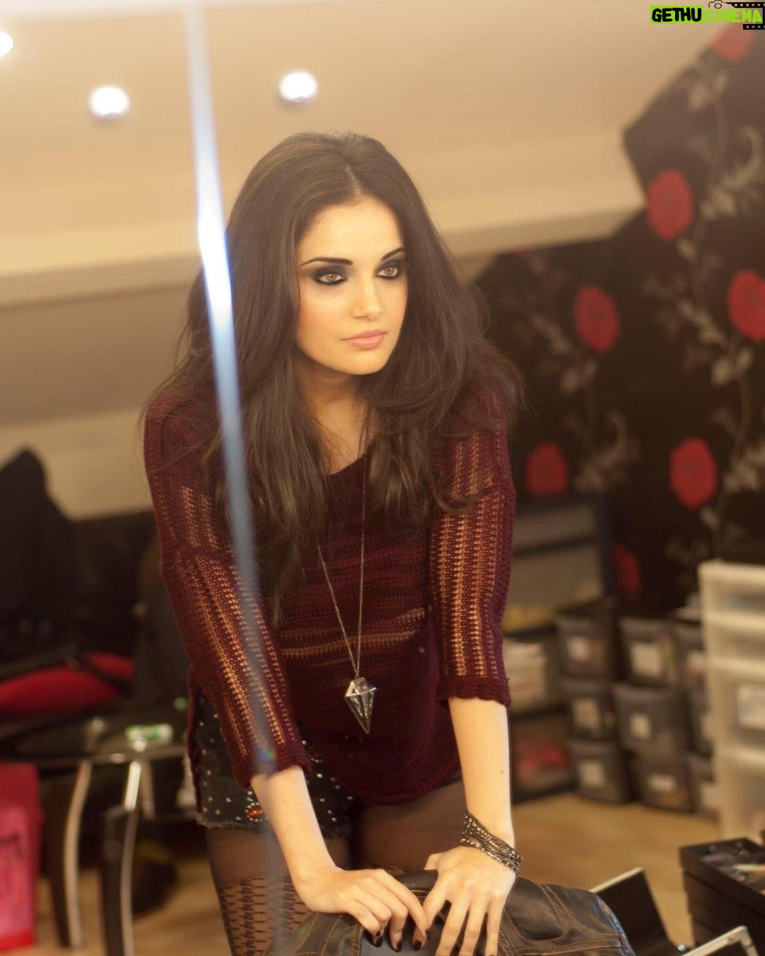 Armeena Khan Instagram - Spooky season ❤️. #Throwback @zaibakhanmua #2012